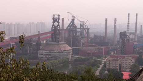 panorama de las obras de acero abandonadas en smog en beijing, china