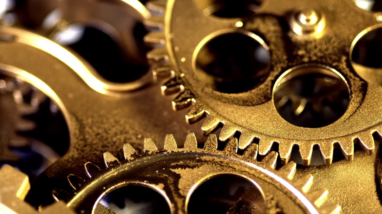 Stará zlatá ozubená kola v pracovním mechanismu