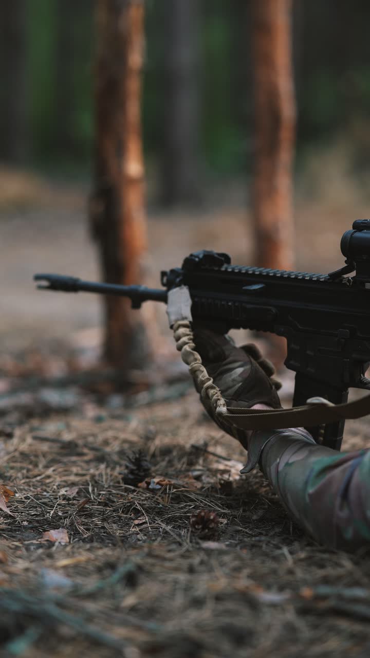 soldato con il fucile nella foresta