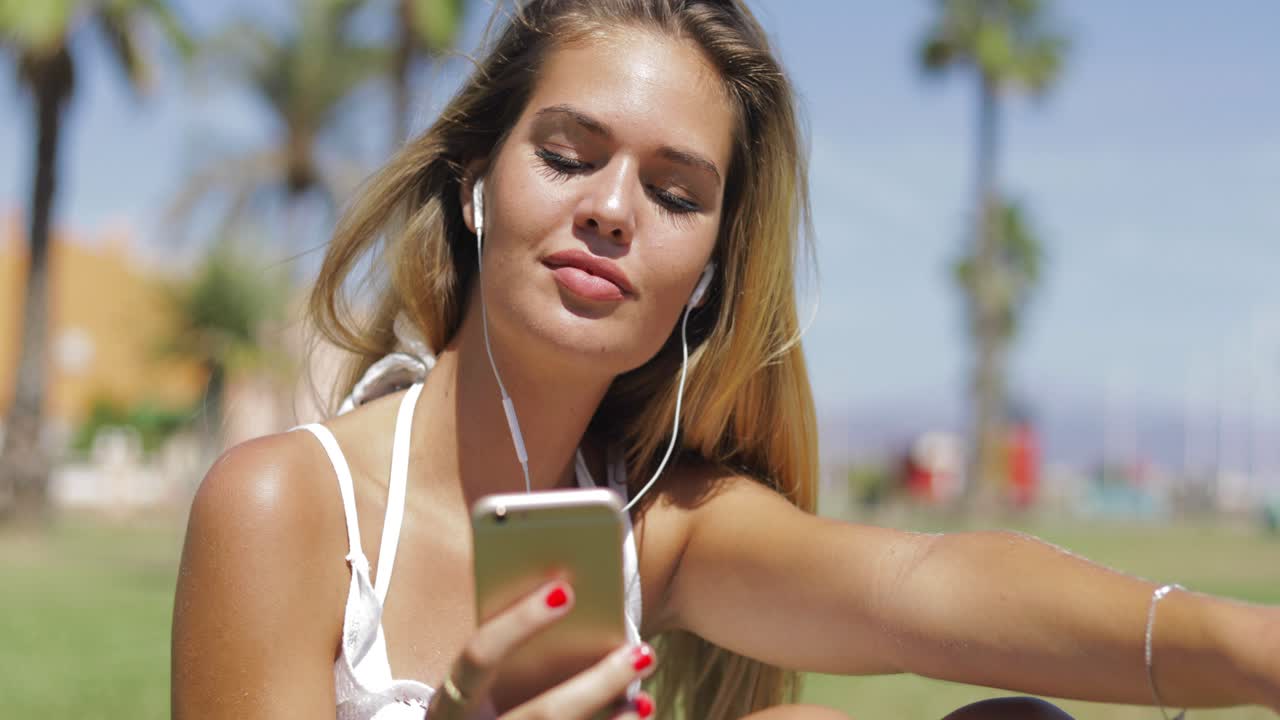 chica encantadora con teléfono y auriculares