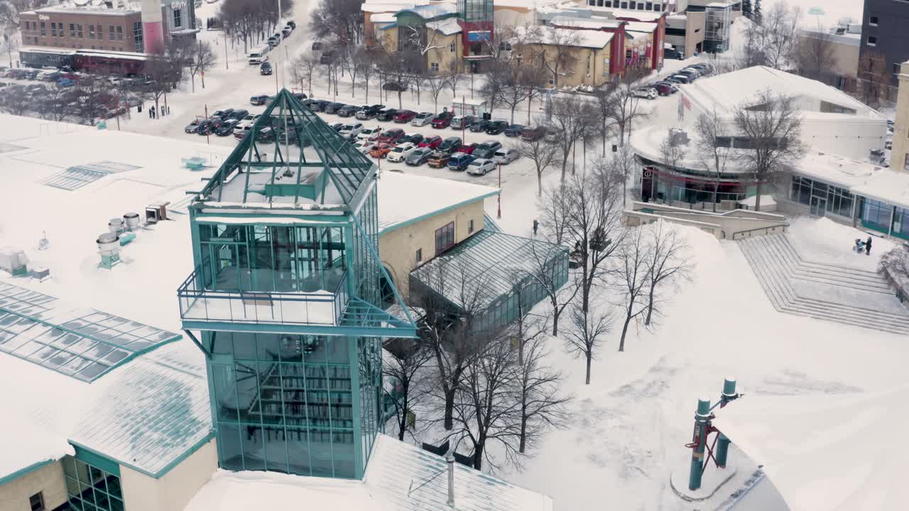 위니펙 매니토바에 있는 인권 박물관을 배경으로 바람에 날리는 캐나다 국기의 기울기