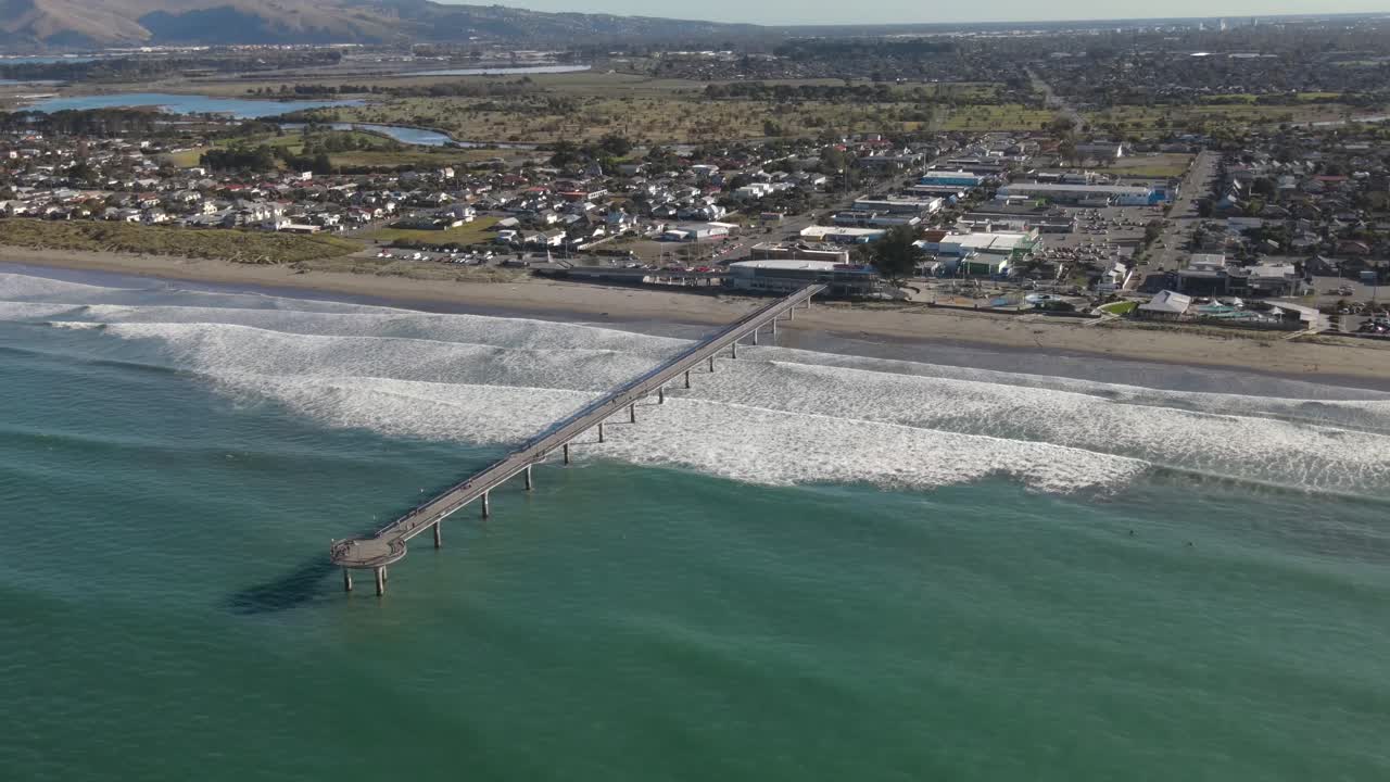 뉴질랜드인 들 이 롱 피어 에서 산책 을 즐기고 있다