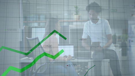 animación de procesamiento de datos y diagramas sobre diversos colegas discutiendo el trabajo en la oficina