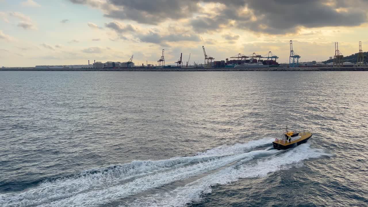 ferry transporte de coches y pasajeros islas baleares mallorca desde barcelona salida del puerto primer plano de la cola del barco