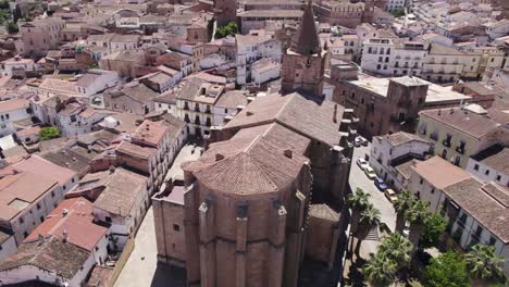 vue sur l'église de santiago el mayor, dans le centre historique