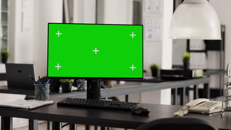 Office-desk-with-pc-running-greenscreen