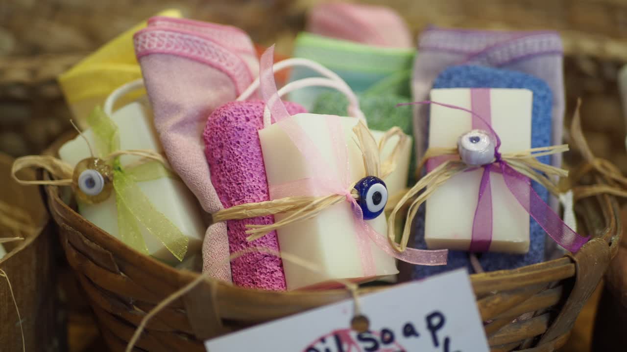 손으로 만든 비누 선물과 악의 눈 마법