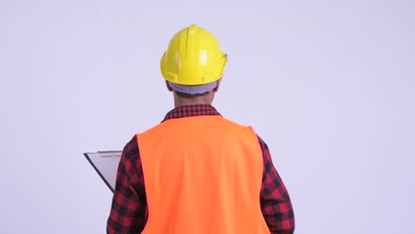 joven y guapo hombre hispano trabajador de la construcción