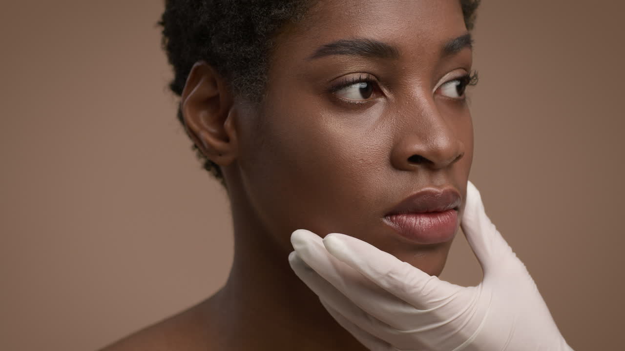 Donna che si sottopone a un check-up facciale