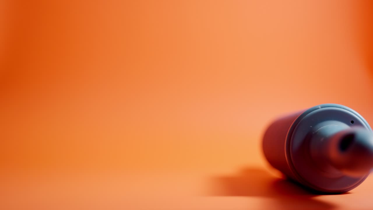 el rodillo rueda de izquierda a derecha. fondo naranja.