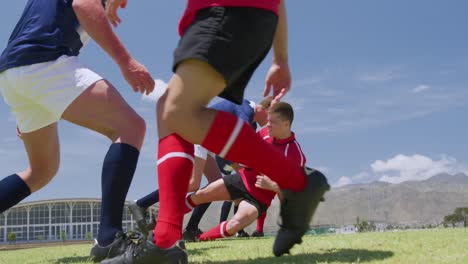 Rugbyspieler-Spielen-Auf-Dem-Feld