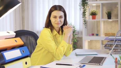 Exitosa-Mujer-De-Negocios-Joven-Trabajando-Duro-Y-Sonriendo-A-La-Cámara.