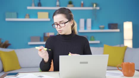 mujer emprendedora que trabaja en la oficina de casa trabajando enfocada y seria.