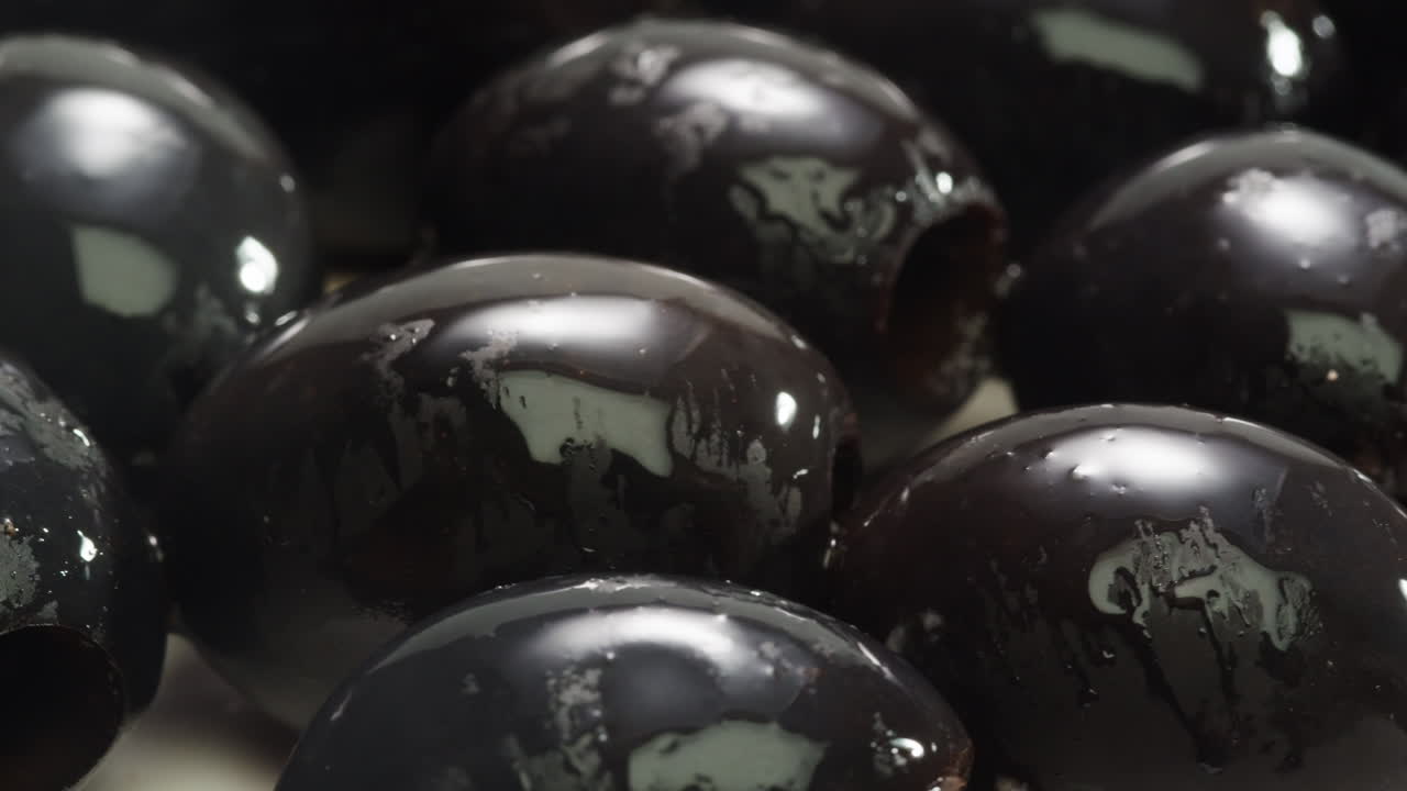 고품질의 4k 영상으로 그리스에서 배경으로 인 둥근 녹색 올리브.