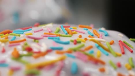 primer plano de salpicaduras coloridas en un pastel de pascua