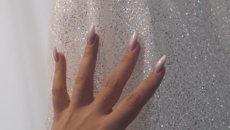 Frauenhand-Berührt-Elegantes-Hochzeitskleid-Mit-Glitzerdekor