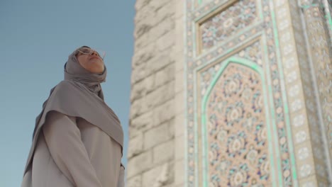 hermosa mujer de raza mixta disfrutando de la mezquita