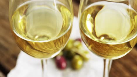 dos copas de vino servidas con aceitunas