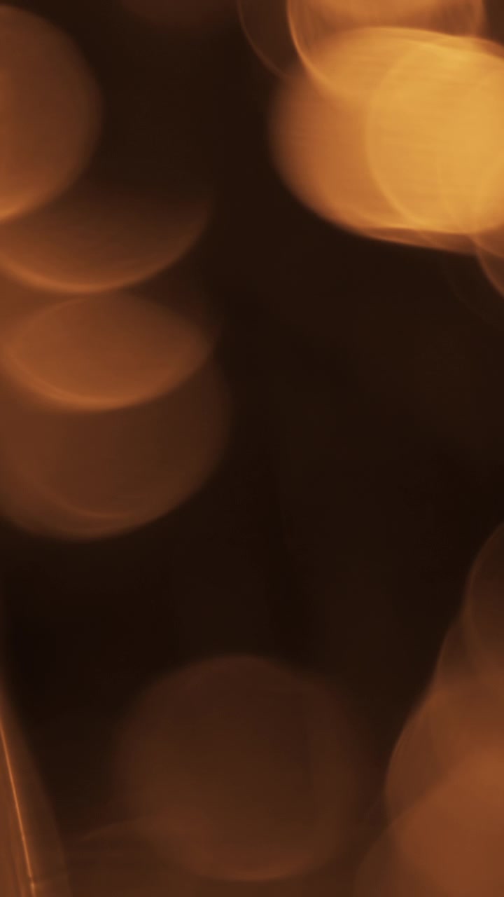 Transizione Bokeh Astratta con Luce Dorata su Sfondo Scuro