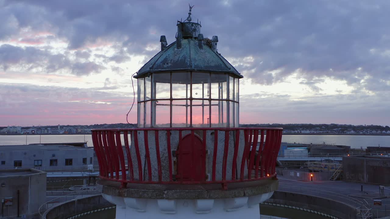 drone dolley tiro de pintoresco faro abandonado en irlanda durante la puesta de sol