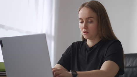 Junge-Frau-Surft-Mit-Laptop-Im-Internet-Und-Kommuniziert-In-Sozialen-Netzwerken-Porträt-In-Der-Wohnung-Am-Wochenende-Mit-Notebook