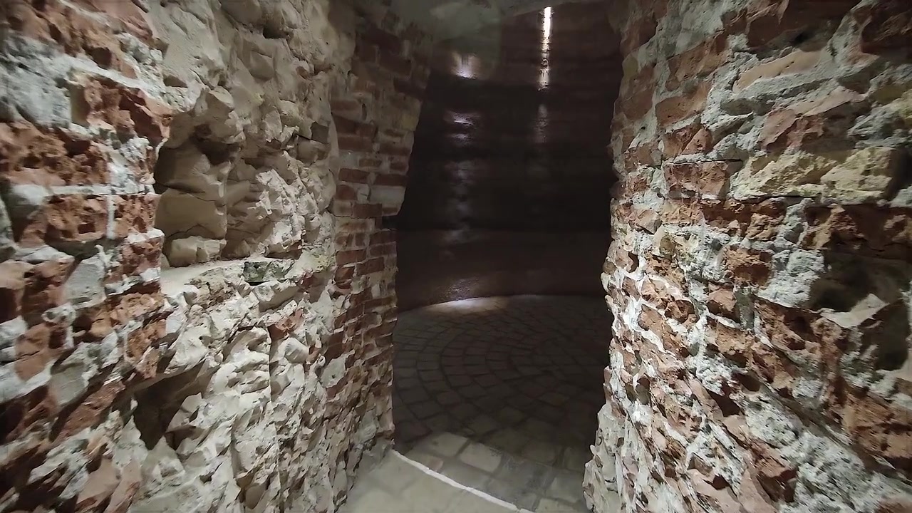 Caminhada Lenta Através de um Túnel Antigo de Tijolos Escuro