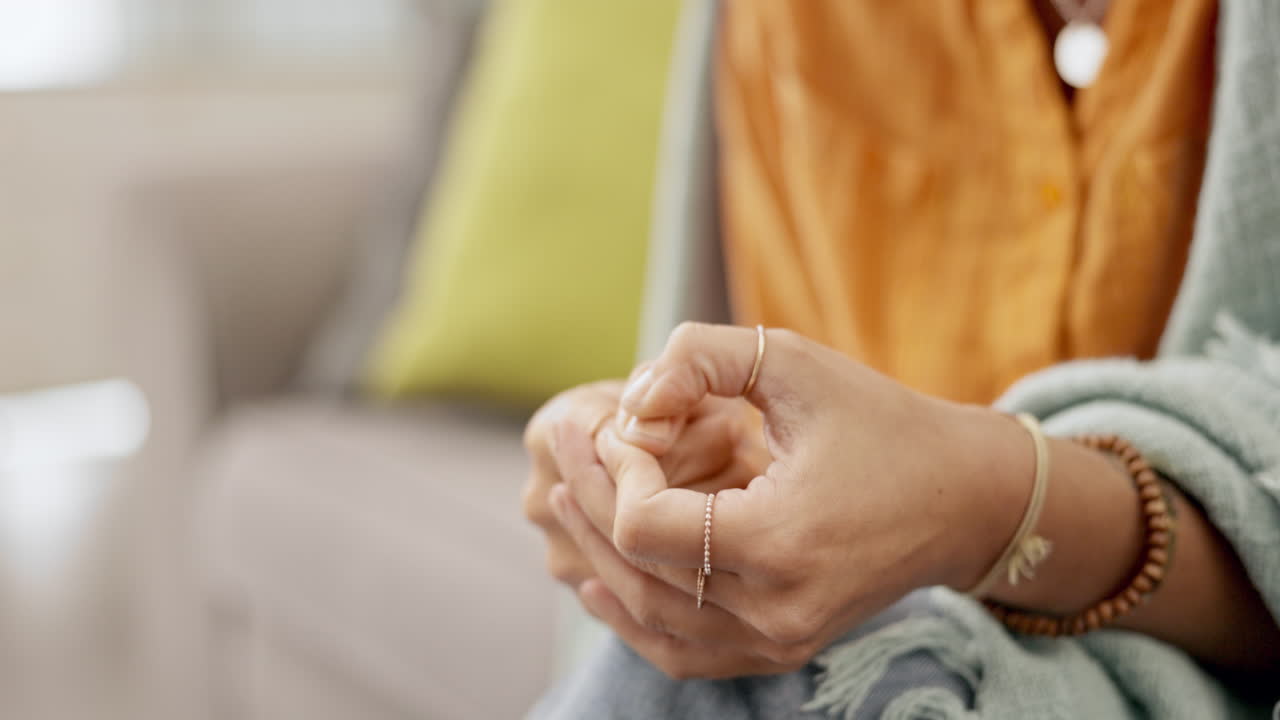 ansiedad, hábito y estrés con las manos de la mujer