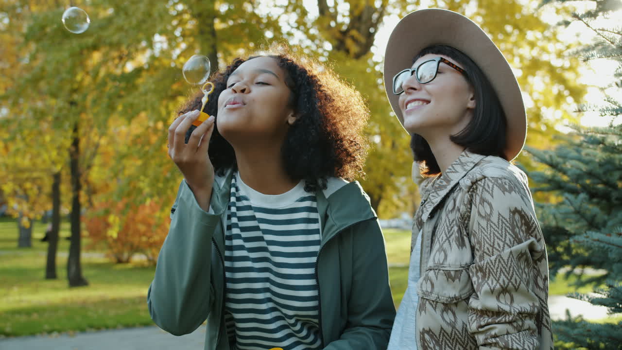 dos amigos disfrutando del otoño en un parque