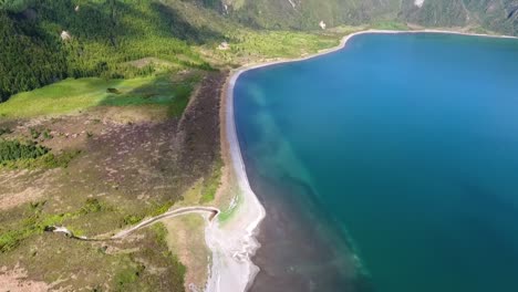 Este-Lago-Se-Encuentra-En-El-Cráter-De-Un-Antiguo-Volcán,-De-Ahí-El-Nombre-Lago-De-Fuego