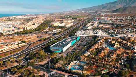 Eleve-Su-Perspectiva-Con-Un-Vuelo-De-Drones-En-Un-Día-Soleado-Sobre-Una-Bulliciosa-Zona-Residencial-Urbana-En-Tenerife,-España