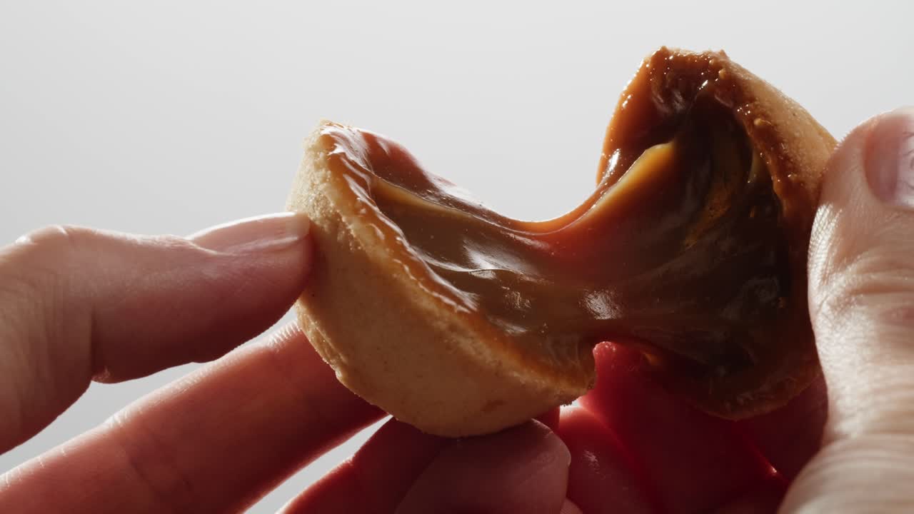 집에서 만든 견과류 모양의 쿠키와 여진 응축 우유가 회색 테이블에 평평하게 놓여 있습니다. 고품질의 4k 영상