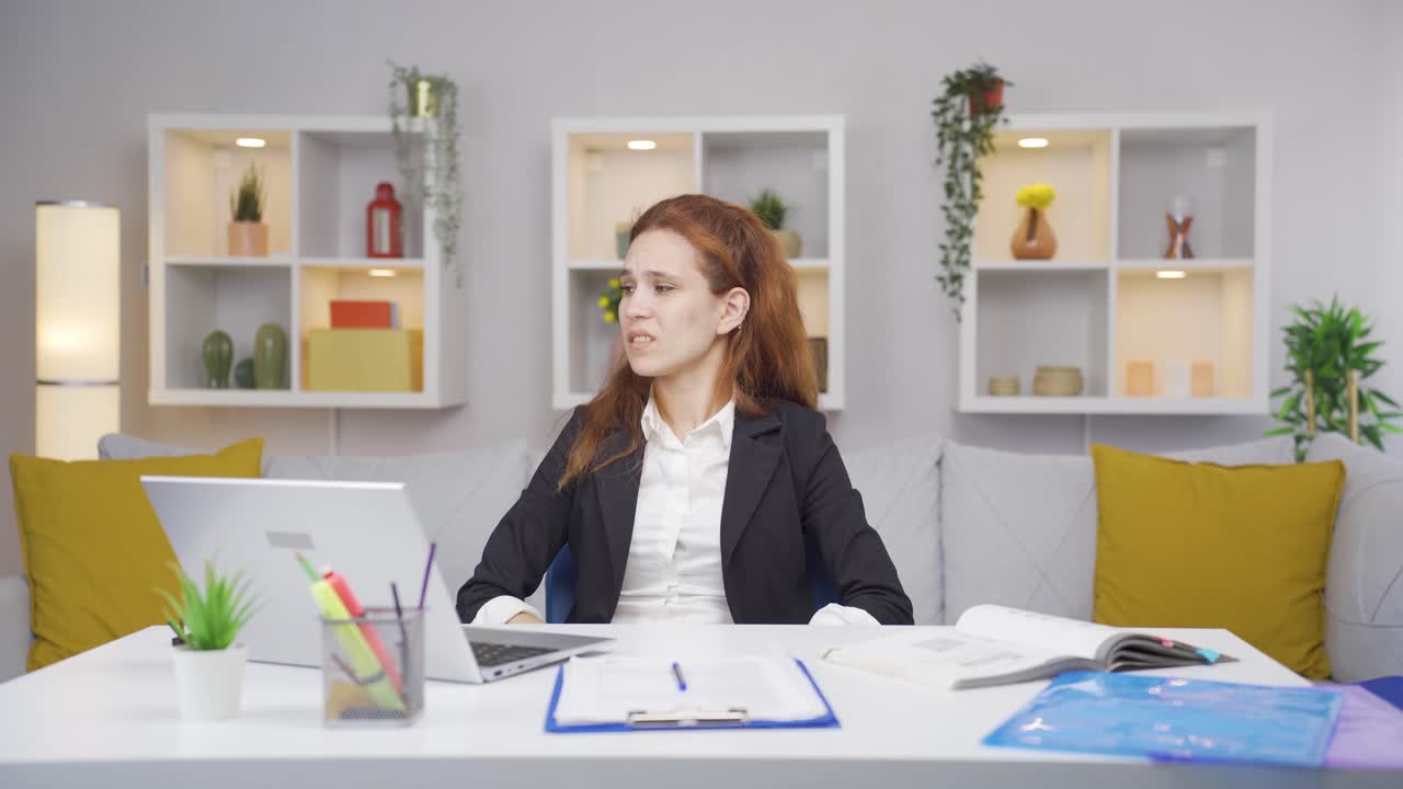 Donna in smart working disperata