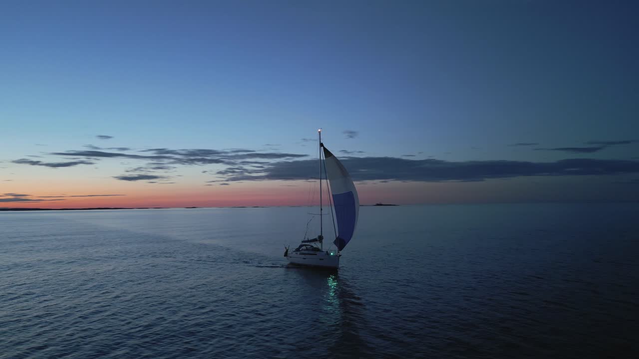 un yate de vela está navegando en el mar báltico con una vela gennaker