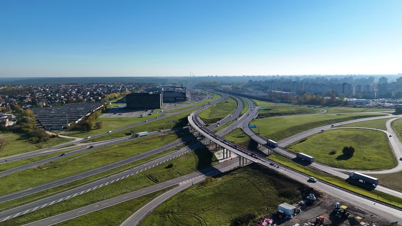 리투아니아 카우나스의 메가 쇼핑몰 근처에 있는 a1 고속도로와 a5 고속도로 교차로를 찍은 영상.