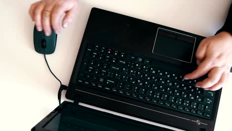 vista superior de la computadora portátil y las manos femeninas