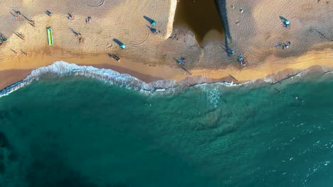 Tourists-at-Waimea-Beach-on-sunny-day,-Hawaii