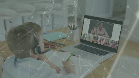 animación de una red de conexiones sobre un niño caucásico que usa una computadora portátil para una lección escolar en línea