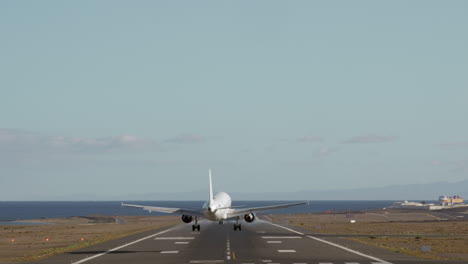 llegada del avión al aeropuerto cerca del mar