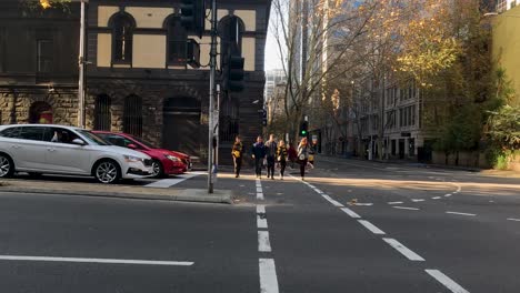 personas cruzando la calle en una intersección de la ciudad ocupada