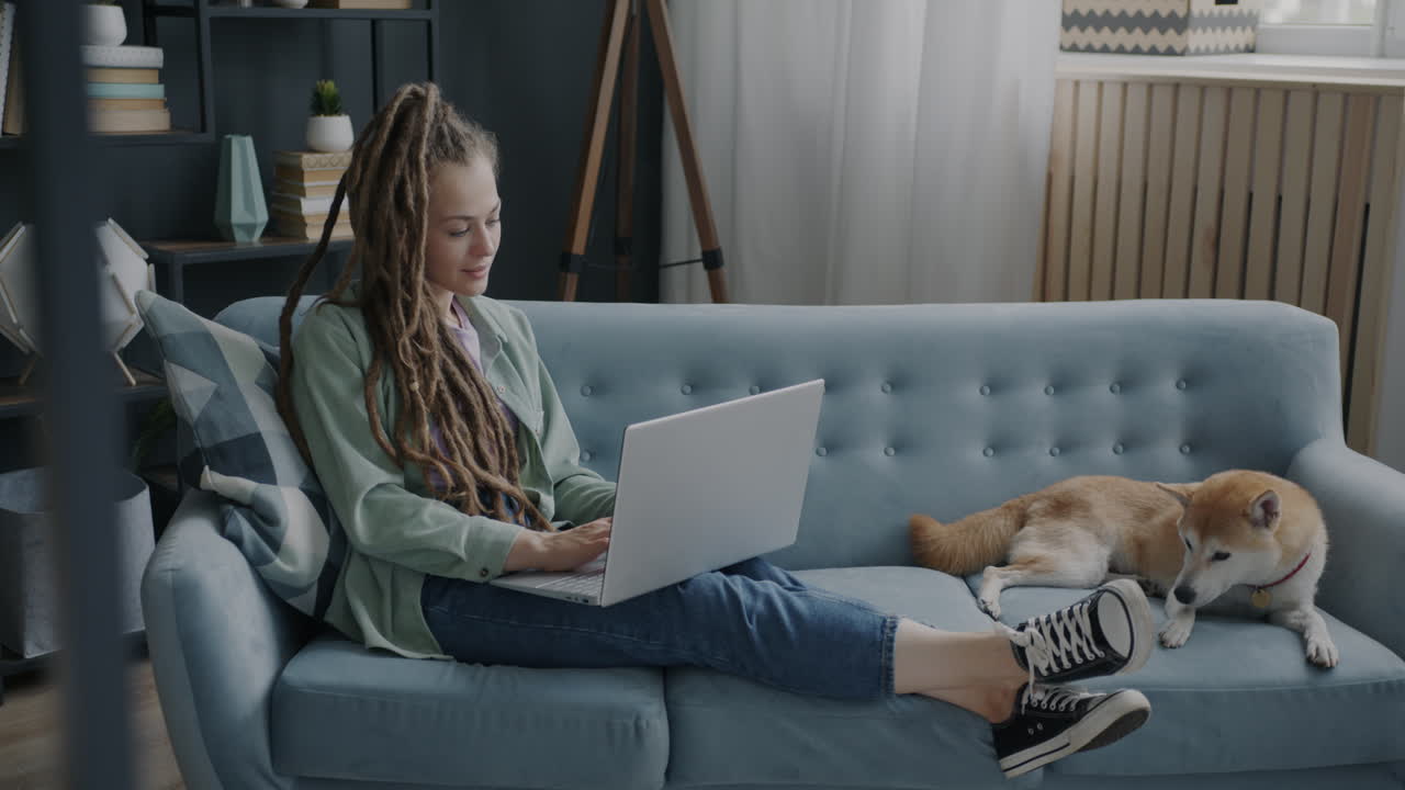mujer trabajando desde casa con perro
