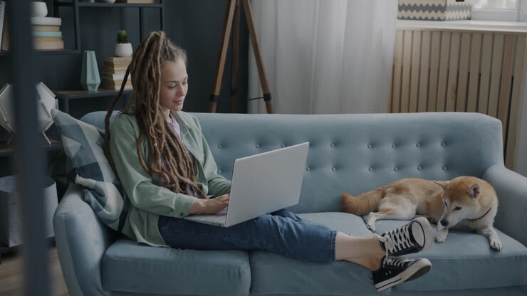 женщина, работающая из дома с собакой