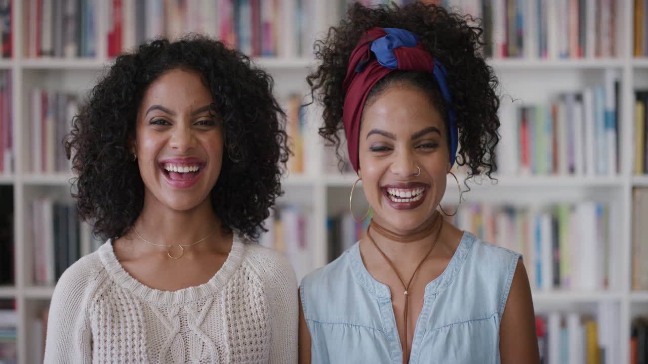 retrato de hermosas jóvenes hermanas gemelas hispanas riendo juntas hermanas vivas disfrutando de un estilo de vida independiente con un aspecto elegante