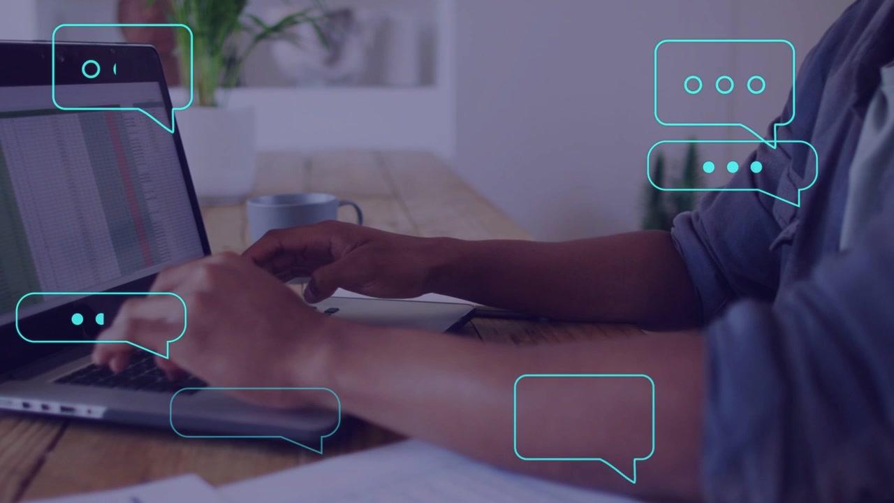 Uomo che digita su un foglio di calcolo del laptop, avviando bolle di chat turchesi in crescita sull'area di lavoro per il business