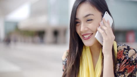 Sonriente-Mujer-Feliz-Usando-Un-Teléfono-Móvil