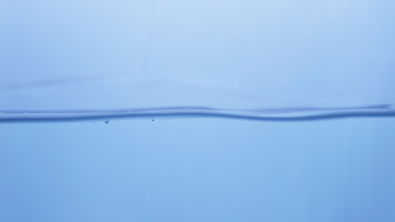 크리스탈처럼 은 푸른 물의 물결이 아지고 은 물의 작은 물방울과 거품으로 어지고 있습니다.