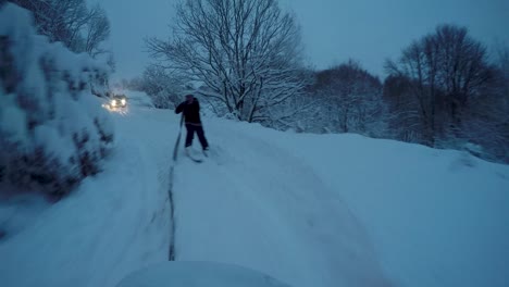 Skifahrer,-Der-Von-Einem-Geländewagen-Gezogen-Wird