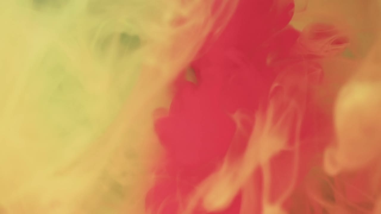 video de primer plano de tinta amarilla y roja en el agua con espacio de copia