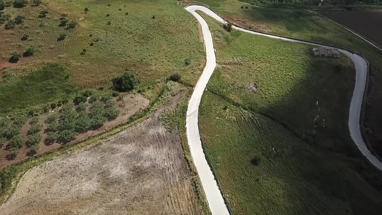 carreteras sinuosas blancas en sicilia. vista de avión no tripulado