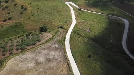 Weiße-Kurvenreiche-Straßen-In-Sizilien.-Drohnenansicht