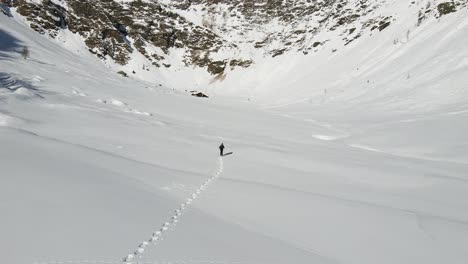 Ein-Einzelner-Mann-Wandert-Mit-Seinen-Schneeschuhen-Mitten-In-Den-Schneebedeckten-Italienischen-Bergen